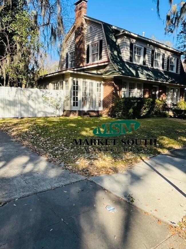 Building Photo - 3 Bedroom Beauty Loaded With Charm & Chara...