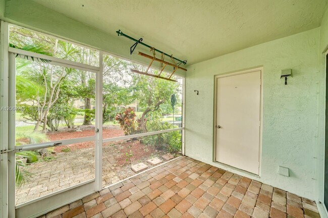 Building Photo - 8040 Sanibel Dr