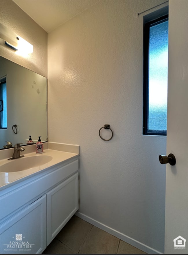 Building Photo - Charming 2 Bedroom Townhouse – Prime Location, Available Now!