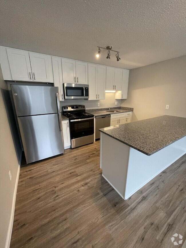 Building Photo - Charming Newly Remodeled 2 Bedroom Apartme...