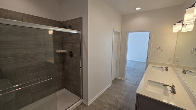 Building Photo - 4 bed 3 bath 2 car garage all maintenance provided townhome