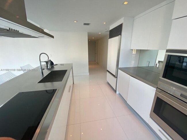 Building Photo - 495 Brickell Ave