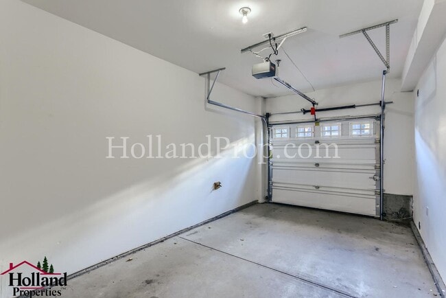 Building Photo - 838 NE Wheelock Pl