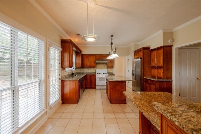Building Photo - 1060 Lyndhurst Way