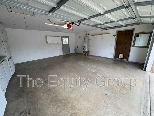 Building Photo - 2232 E Paradise Ave