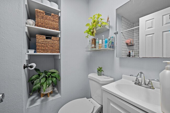 Building Photo - Large backyard - no back house!