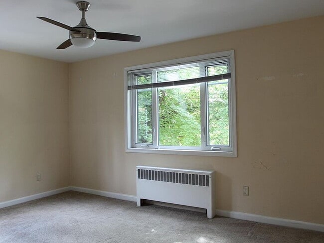 Building Photo - "Charming 2-Bed Retreat in Bethesda with Spacious Living – 842 Sq Ft of Comfort!"