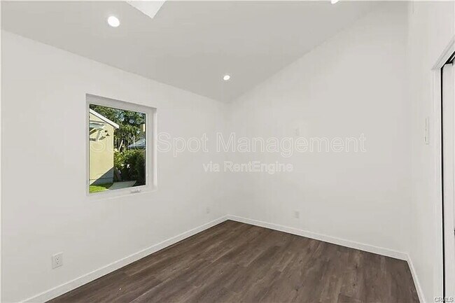Building Photo - 554 N Cambridge St