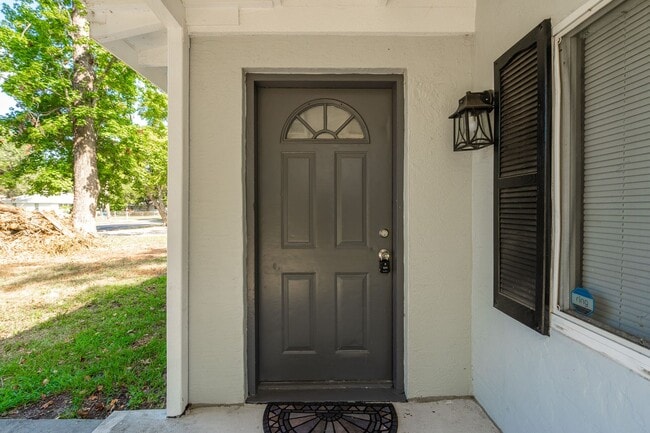 Building Photo - Beautifully Remodeled 3 Bedroom Home in th...