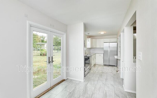 Building Photo - 803 Holiday Ave