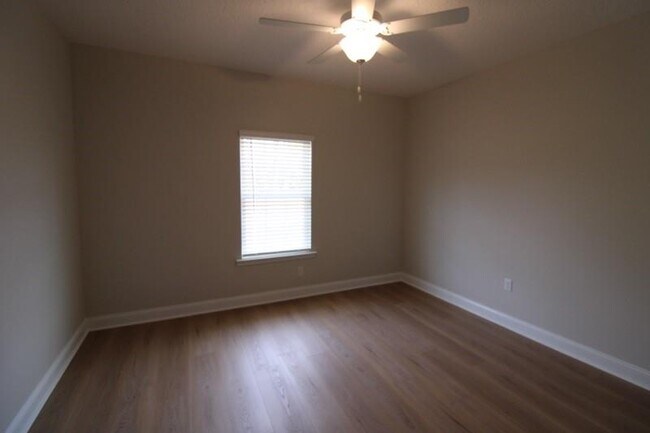 Building Photo - 326 S 5th St