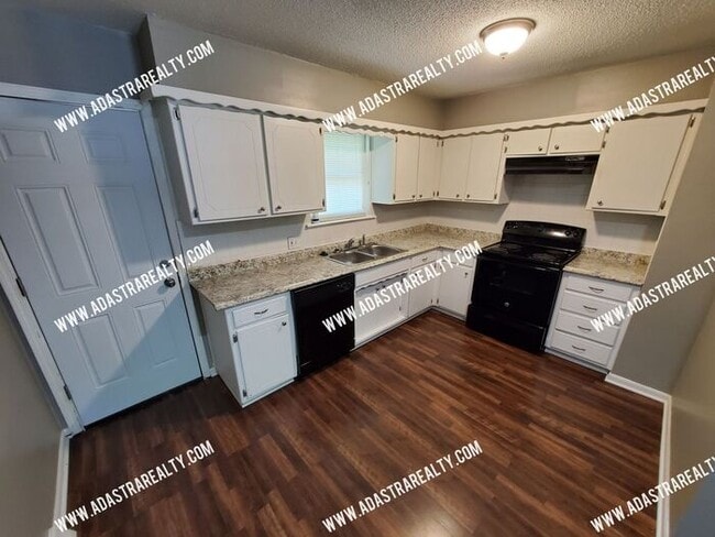 Building Photo - Very Nice 3 Bedroom/1 Bath Duplex in Olathe-Available in JULY!!!
