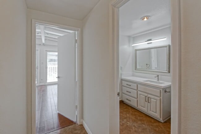 Building Photo - RECENTLY REMODELED, BRIGHT & AIRY 3BR2BA G...