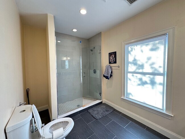 Building Photo - 50 Carleton St