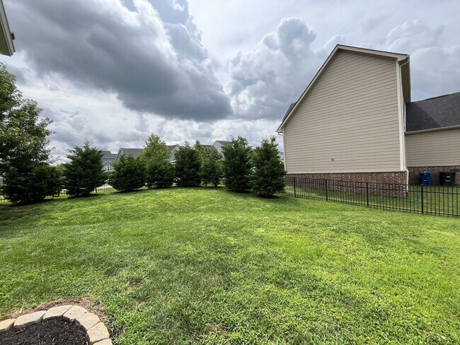 Building Photo - SPACIOUS FRANKLIN HOME WITH UPGRADES