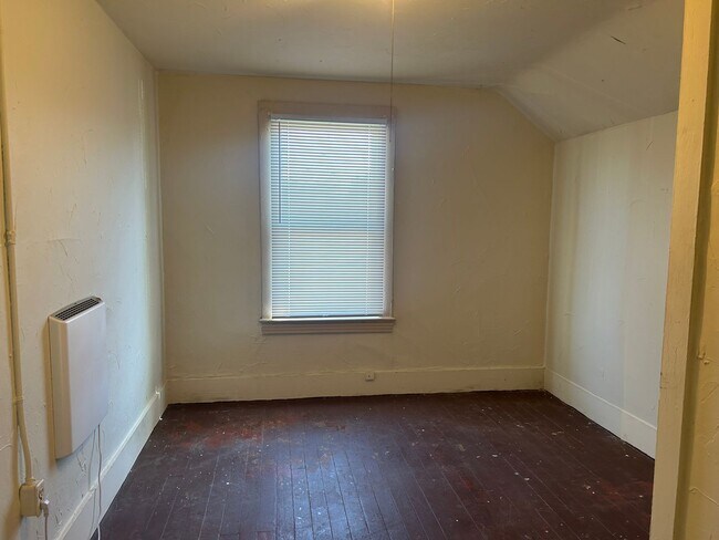 Building Photo - 410 E Champion St