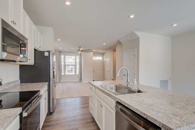 Building Photo - Like New End Unit Townhome, 3 Bed 2.5 Bath
