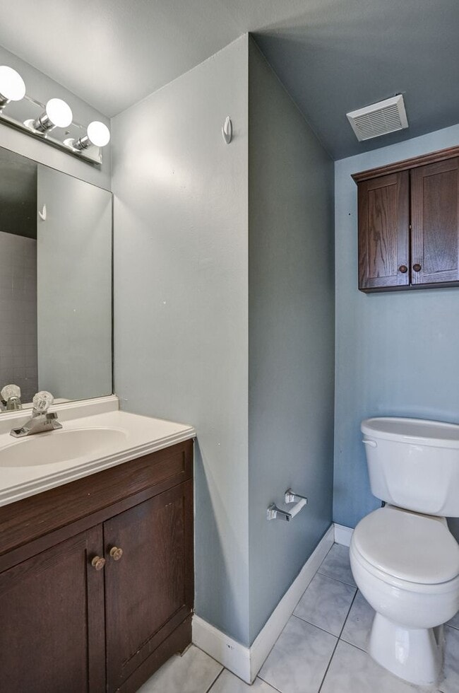 Building Photo - Townhouse with 2 Beds, 2.5 Baths, In-Unit ...