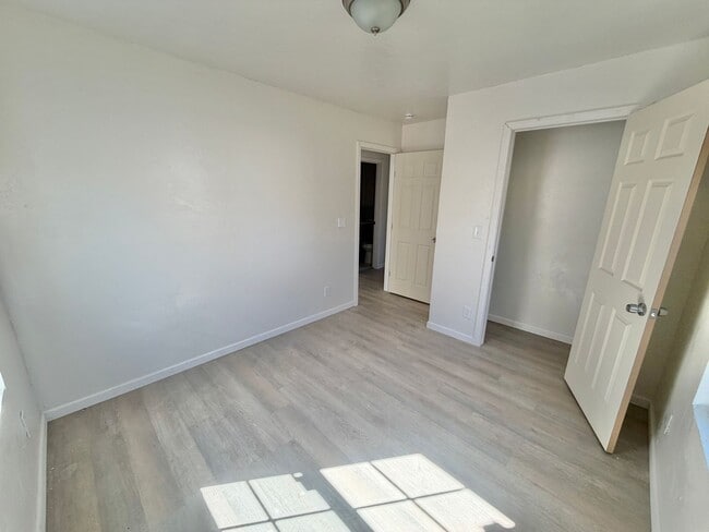 Building Photo - 2 bed newly renovated!