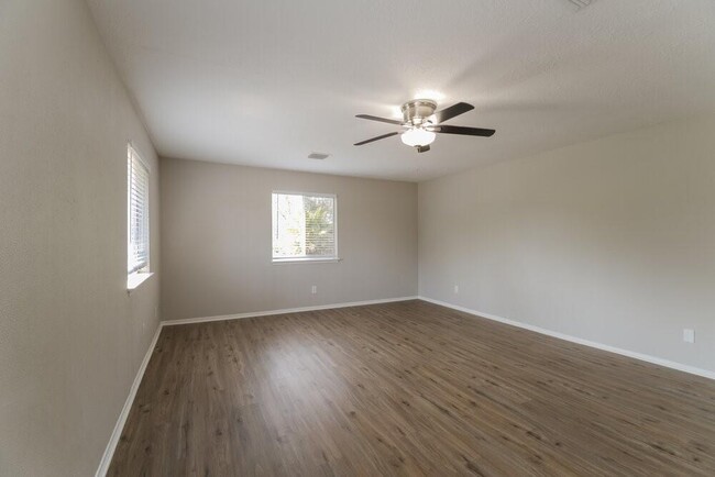 Building Photo - 701 Tanglewood Dr