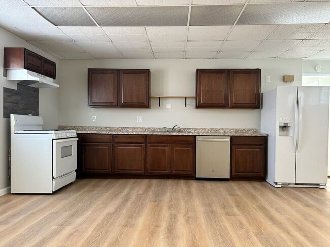 Building Photo - Please Contact VAUGHN REALTY to set up an appointment 760-446-6561