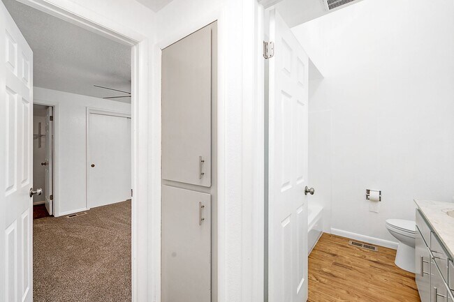 Building Photo - Super Cute North End Place with Garage and Backyard!