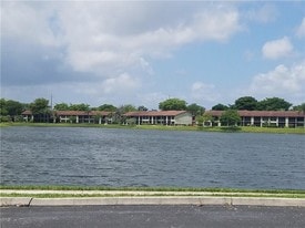 Building Photo - 215 Lake Pointe Dr