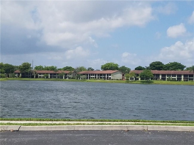 Building Photo - 215 Lake Pointe Dr