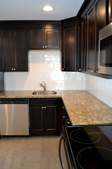 Kitchen - 1525 Bonnie Brae Street