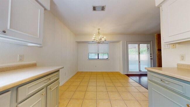 Building Photo - 1604 Wildflower Dr
