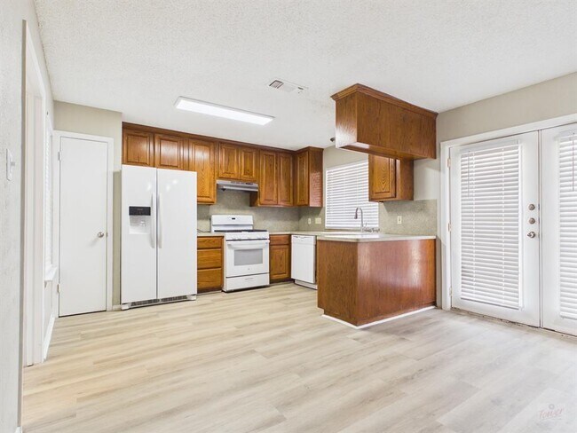 Building Photo - 10038 Woodland Village Dr