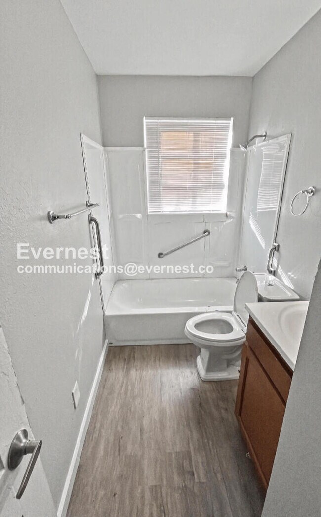 Building Photo - 1018 4th Ave W