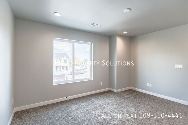 Building Photo - 650 Hargraves Ave NE