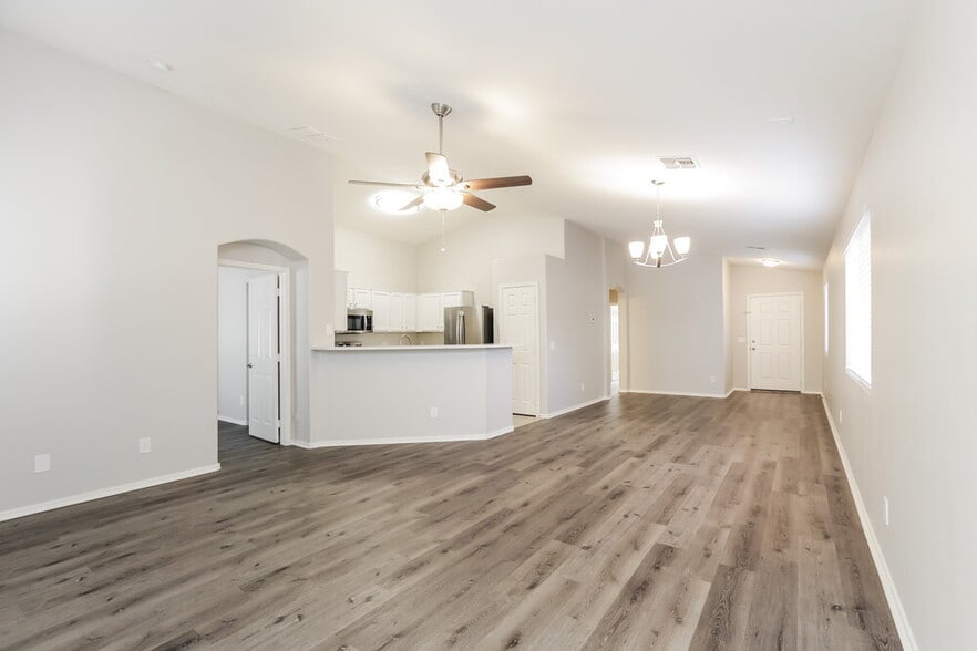 Building Photo - 6824 S 38th Dr