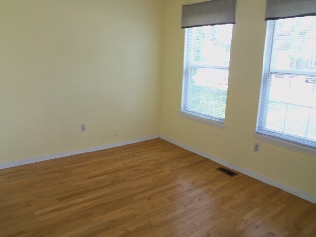 Building Photo - Great Littleton Location! 2 bedroom, 1 bat...