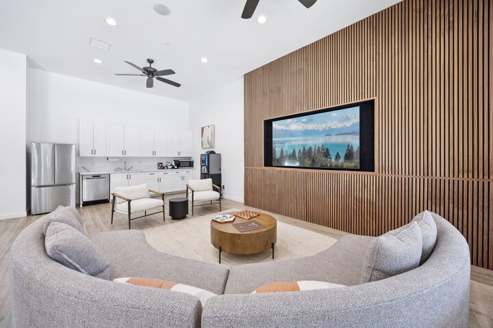 Building Photo - 2555 N Rancho Dr