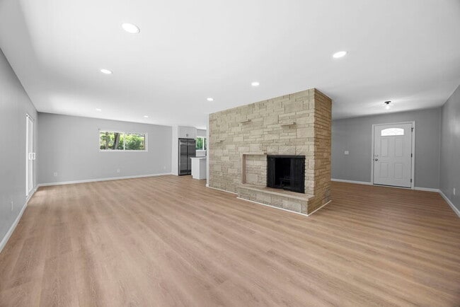 Building Photo - 100 N Cardinal Ln