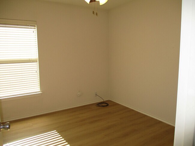 Building Photo - $1895  3 Bed/2 Bath/2 Garage  Ready for Mo...