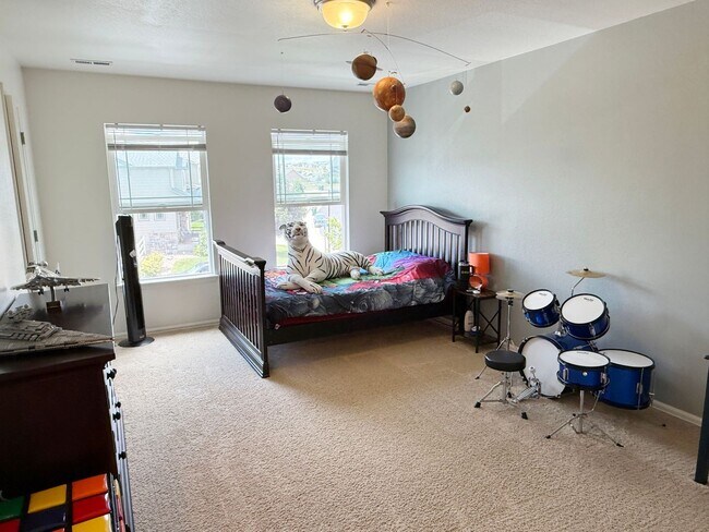 Building Photo - Amazing large 2-Story with open floor plan...