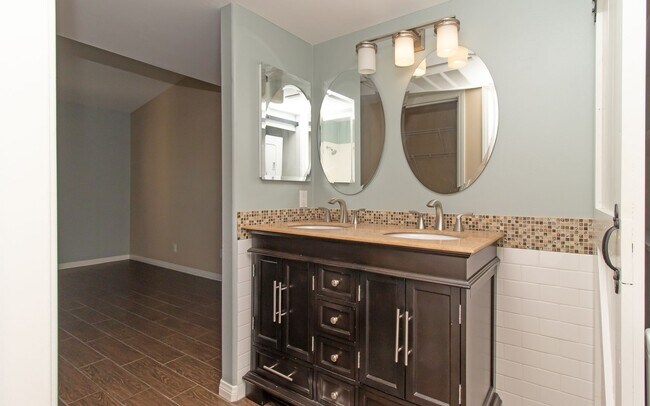 Building Photo - Welcome to this charming 1-bedroom, 1-bathroom home located in the desirable Carlsbad, CA