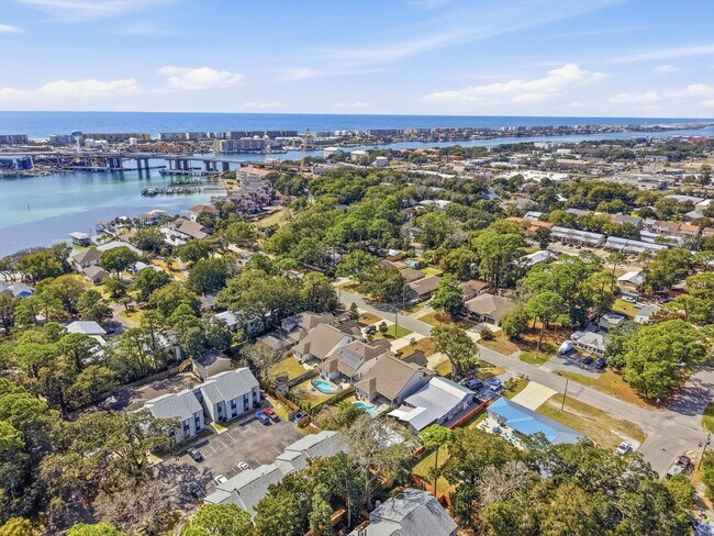 Building Photo - Stunning 4 Bedroom Home with Solar Energy & Private Pool!