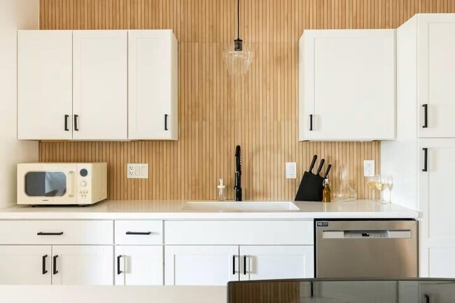 Building Photo - 8447 E Vernon Ave