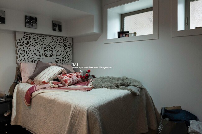 Building Photo - Massive Condo Quality 2 Bed / 2.5 Bath Duplex Down in Wrigleyville!