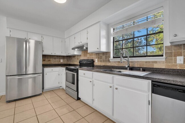 Building Photo - 890 Richardson Rd