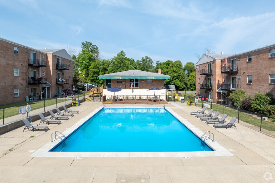 Primary Photo - Fox Run Apartments