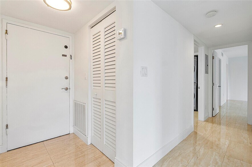 Building Photo - 1600 S Bayshore Ln
