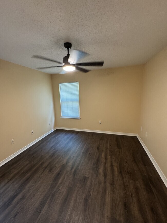 Building Photo - 13401 Warren Dr