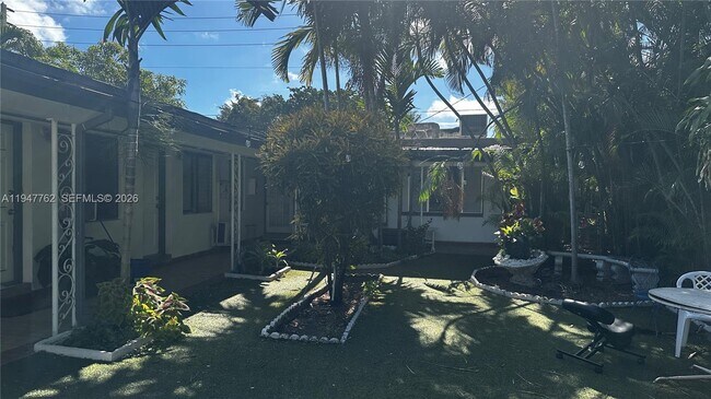 Building Photo - 732 Moffett St