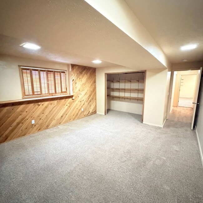 Building Photo - 906 Summit Dr