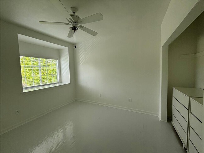 Building Photo - 338 Sailmaster St